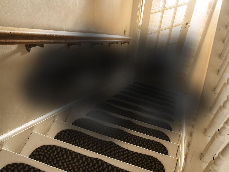 Treppen sind gefährlich für Menschen mit Makuladegeneration. Die neue Therapie gibt ihnen Hoffnung - wenn auch bisher nur eine kleine.
