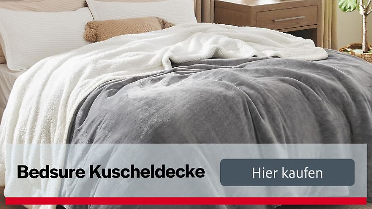 Gemütlich eingekuschelt: Die Bedsure-Decke macht jeden Sofa-Abend wärmer und entspannter.
