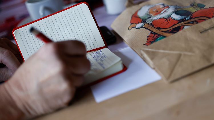 Tipps für beispielsweise das Handling von Onkel Horst und Oma Gisela werden von Weihnachtsmann zu Weihnachtsmann weitergegeben.