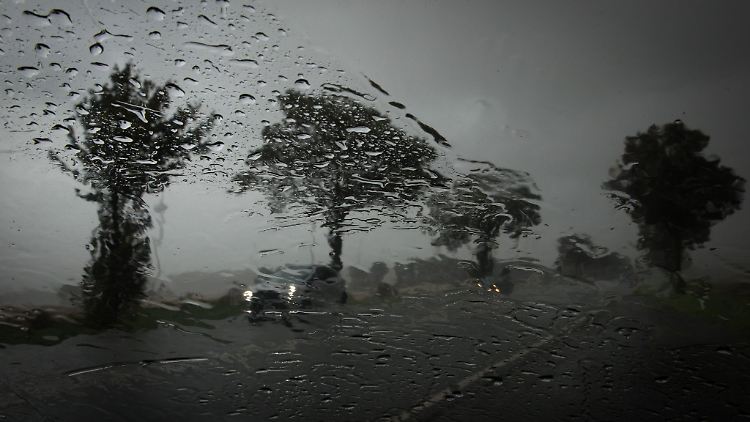Sturm und Starkregen: Bei so extremen Wetterlagen fährt man möglichst gar nicht erst los.