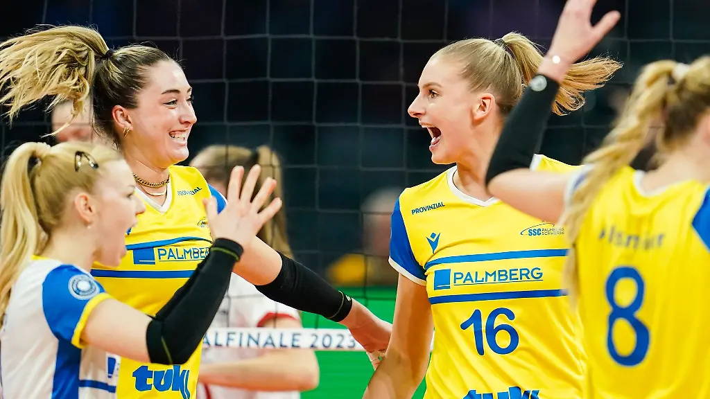 Schwerins-Indy-Baijens-r-jubelt-mit-Mannschaftskolleginnen-ueber-einen-Punktgewinn
