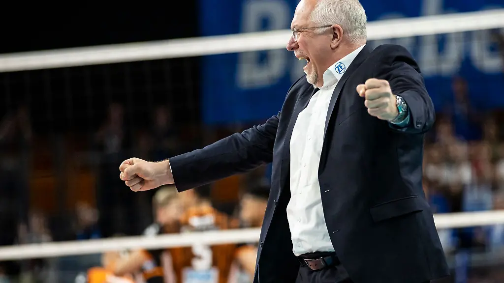 Friedrichshafens-Trainer-Mark-Lebedew-reagiert-im-Spiel