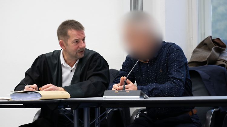 Der Angeklagte mit seinem Anwalt beim Prozessauftakt.