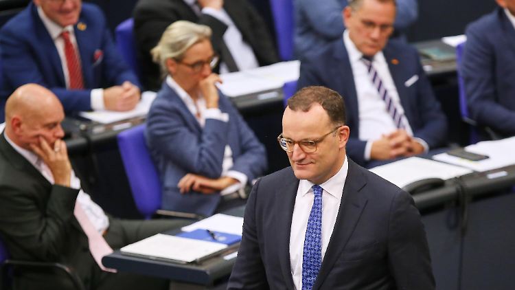 Jens Spahn geht im Bundestag an der AfD-Fraktion vorbei. Im Hintergrund: die AfD-Chefs Alice Weidel (Mitte) und Tino Chrupalla (rechts).