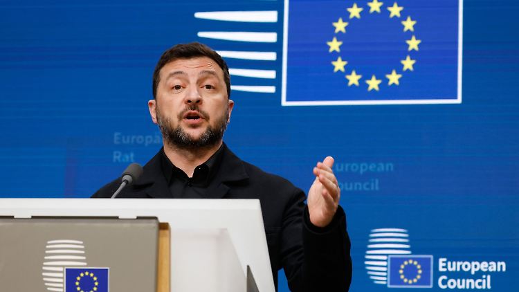 Der ukrainische Staatschef Wolodymyr Selenskyj hat bei einer Pressekonferenz in Brüssel China eine Unterstützung von Russland vorgeworfen.