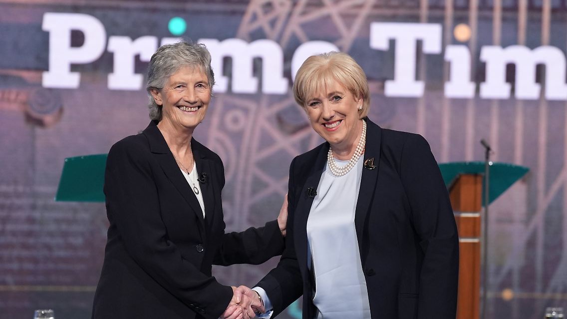 Catherine Connolly und Heather Humphreys vor der letzten Debatte des irischen Präsidentschaftswahlkampfes des Senders RTE.