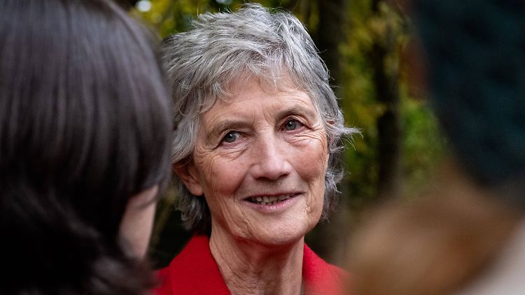 Catherine Connolly vertritt den Wahlkreis Galway West im irischen Parlament, dem Dáil Éireann .