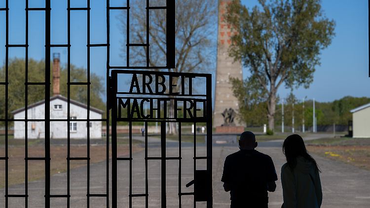 Auch in Sachsenhausen findet sich die entsprechende Parole am Eingang.
