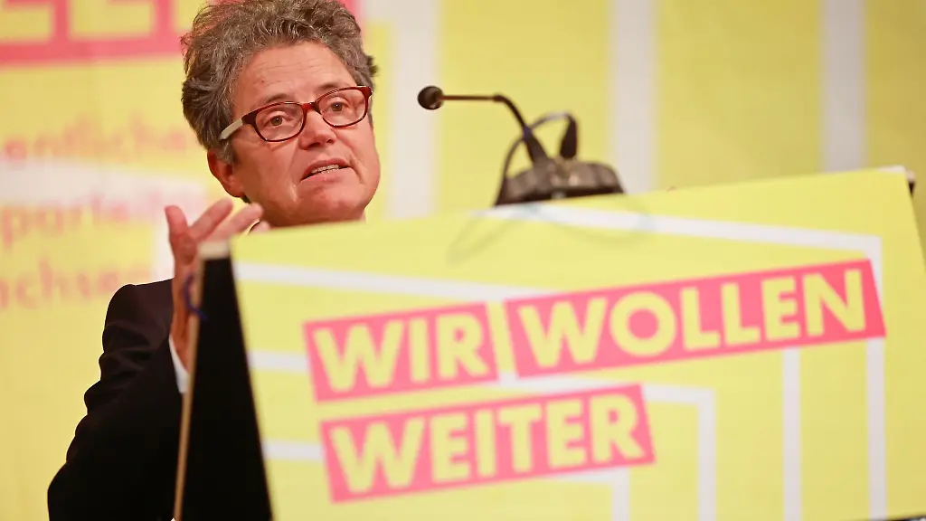 Lydia-Hueskens-FDP-Landeschefin-spricht-zu-den-Delegierten-des-Landesparteitages