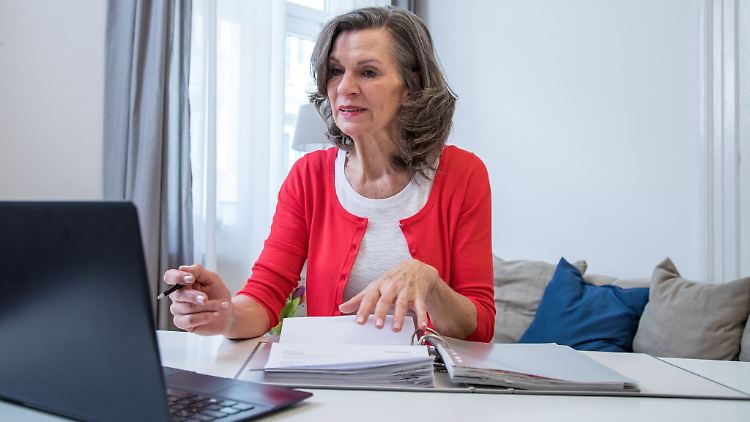 Wer neben der Rente arbeitet, kann sein Einkommen deutlich erhöhen. 