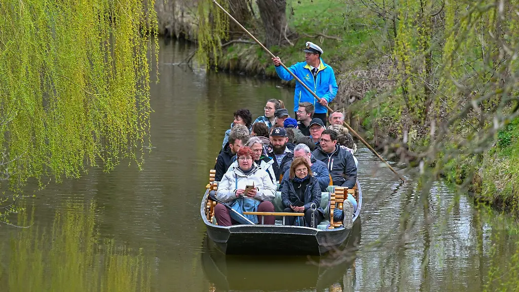 Menschen-fahren-in-einem-Kahn