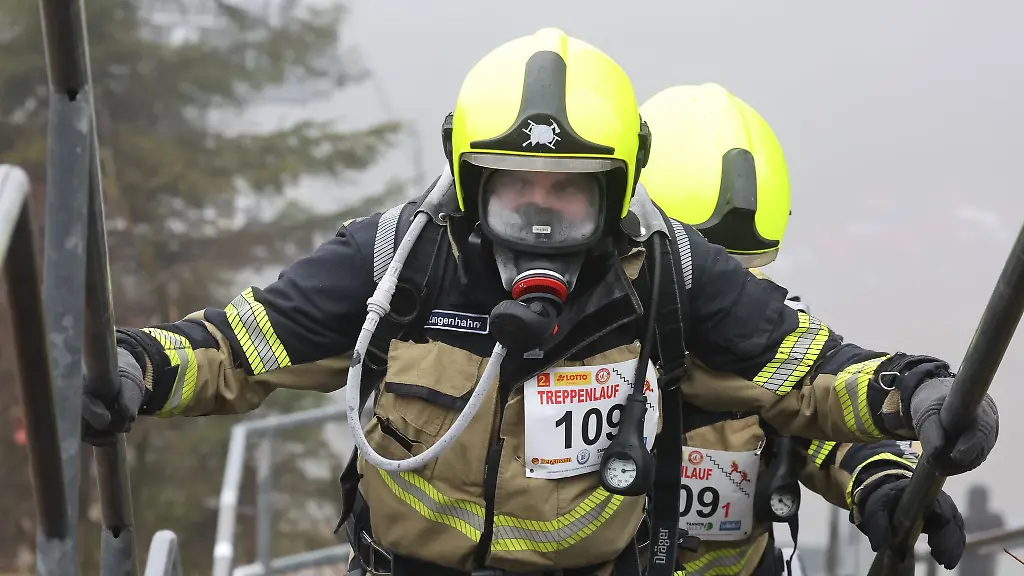 Feuerwehrleute-laufen-die-Treppen-der-Lotto-Thueringen-Schanzenanlage-hinauf