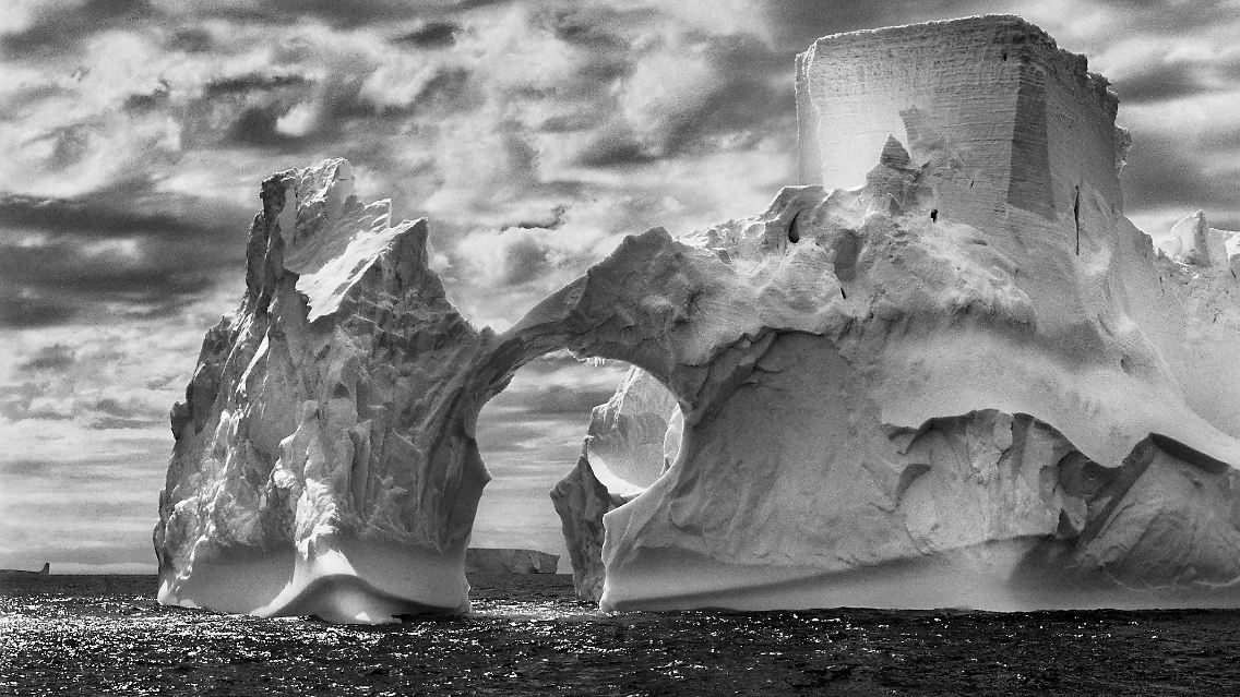 NUR FÜR AUSSTELLUNG_5_Sebastião Salgado, Iceberg between Paulet Island and the South Shetland Islands, Antarctica, 2005, copyright Sebastião Salgado.jpg