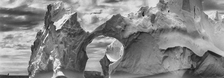 NUR FÜR AUSSTELLUNG_5_Sebastião Salgado, Iceberg between Paulet Island and the South Shetland Islands, Antarctica, 2005, copyright Sebastião Salgado.jpg