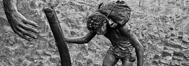 NUR FÜR AUSSTELLUNG_4_Sebastião Salgado, Gold Mine of Serra Pelada, Pará, Brazil, 1986, copyright Sebastião Salgado.jpg