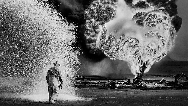 NUR FÜR AUSSTELLUNG_3_Sebastião Salgado, Fireball, Greater Burhan Oil Field, Kuwait, 1991, copyright Sebastião Salgado.jpg