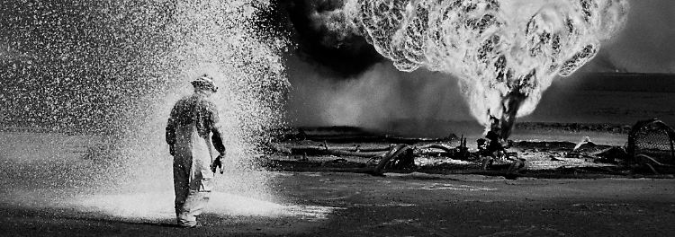 NUR FÜR AUSSTELLUNG_3_Sebastião Salgado, Fireball, Greater Burhan Oil Field, Kuwait, 1991, copyright Sebastião Salgado.jpg