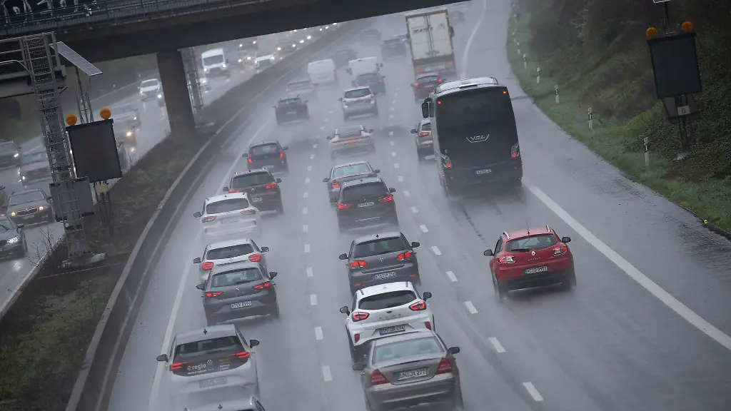 Autos-fahren-auf-der-Autobahn-1-bei-Koeln-Loevenich