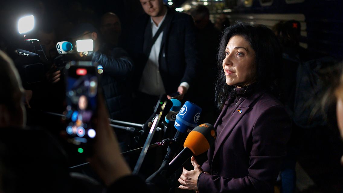 Katherina Reiche nach ihrer Ankunft in Kiew.
