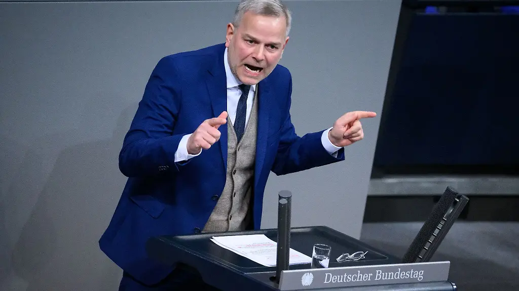 Leif-Erik-Holm-AfD-spricht-bei-einer-Plenarsitzung-im-Deutschen-Bundestag