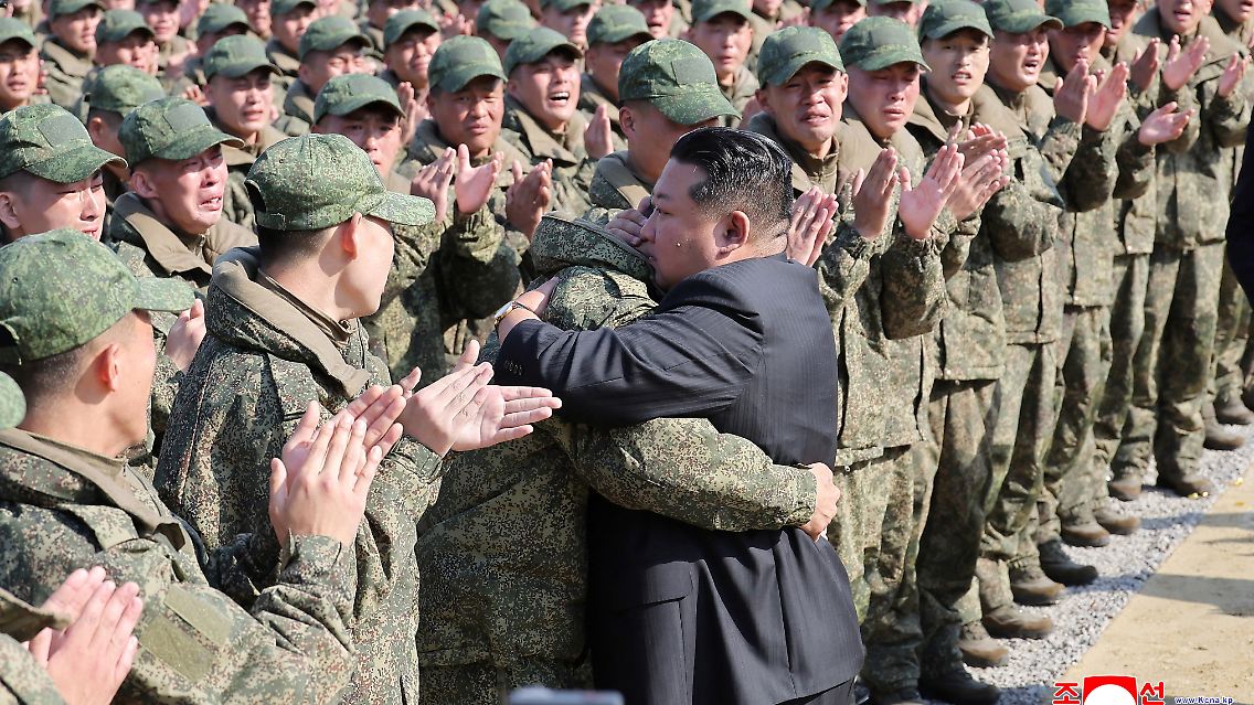 Nach seiner Rede umarmte Kim einen Teilnehmer des russischen Angriffskriegs. Im Hintergrund schluchzen Soldaten, ob vor Ergriffenheit oder weil sie Angst haben, ebenfalls umarmt zu werden, ist unklar.