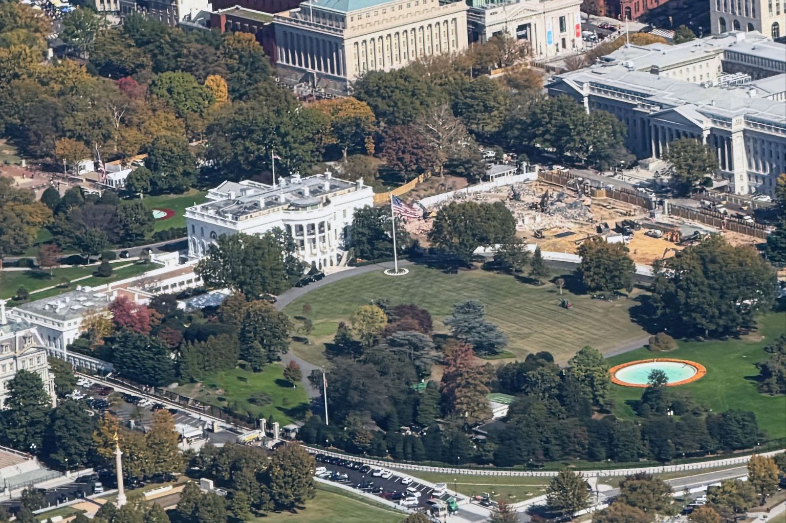 Der 47. US-Präsident Donald Trump verändert das Weiße Haus für immer. Wo bis vor Kurzem noch der Ostflügel der geschichtsträchtigen Residenz in Washington stand, ist nun eine Großbaustelle. 