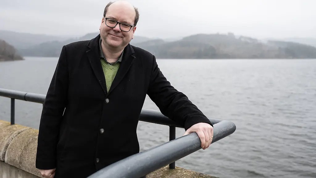 Christian-Meyer-Buendnis-90-Die-Gruenen-Niedersaechsischer-Minister-fuer-Umwelt-Energie-und-Klimaschutz-steht-an-der-Grenetalsperre