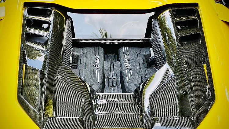 Schön für Passanten ist, dass sie das ästhetisch aufgemachte Kolbentriebwerk immer begutachten können beim parkenden Auto. Hier wird Maschinenbau zur Kunst.