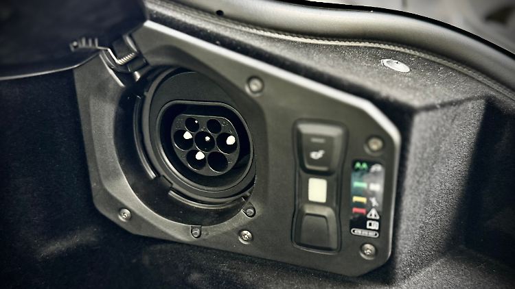 Neue Welt: Auch ein V12-Antriebskonzept kann heutzutage mit Strom gefüttert werden.