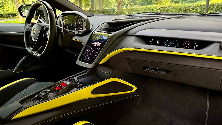 Viel Infotainment gibt es im Innenraum des schnellsten Serien-Lamborghini. Dass nicht jede Ziernaht schnurgerade ist, verzeiht man ihm.