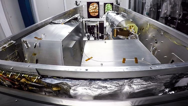 Der von der Penn State University geleitete Habitable Zone Planet Finder (HPF) liefert die bislang präzisesten Messungen von Infrarotsignalen naher Sterne. Hier das HPF-Instrument während der Installation in seinem Reinraumgehäuse im Hobby-Eberly-Teleskop am McDonald-Observatorium.