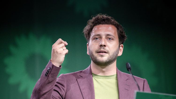 "Unter dem Deckmantel von Bürokratieabbau wird Europas Klimaziel Schritt für Schritt ausgehöhlt", beklagt Banaszak.