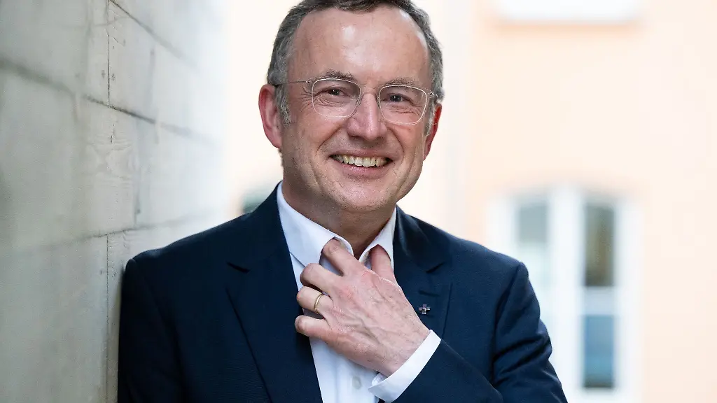 Christian-Kopp-laechelt-waehrend-der-Landessynode-nach-seiner-Wahl-zum-Landesbischof