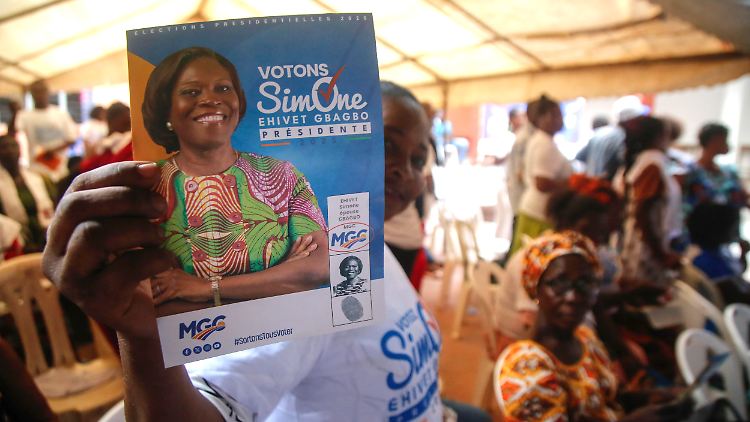 Eine Kandidatin bei der Präsidentschaftswahl ist Simone Ehivet Gbagbo, Frau des ehemaligen Präsidenten und aktuelle Fraktionschefin der Front Populaire Ivoirien, kurz FPI.