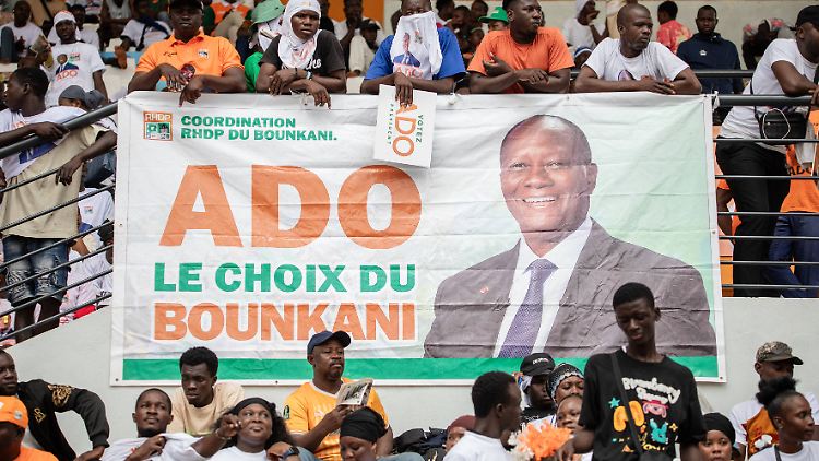 Bounkani ist eine von 31 Regionen in Côte d’Ivoire. Glaubt man dem Plakat, ist "Ado", wie Alassane Dramane Ouattara genannt wird, dort populär.