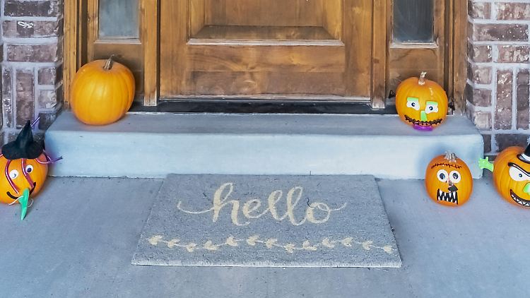 Sarahs Nachbar erscheint wie ein Helfer und wird dann zunehmend zur Bedrohung.