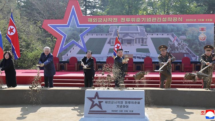 Zum Spatenstich kommt neben Machthaber Kim auch der russische Botschafter Matsegora.