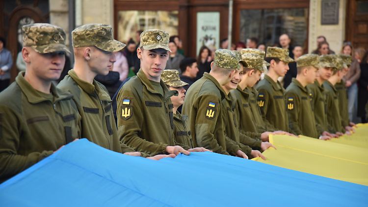 Ukrainische Kadetten in Lemberg: Seit Ende August können wehrfähige Männer bis 22 Jahren aus der Ukraine ausreisen (Archivbild)