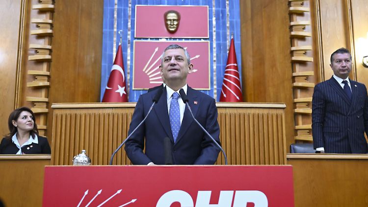 Bleibt im Amt: Özgür Özel.
