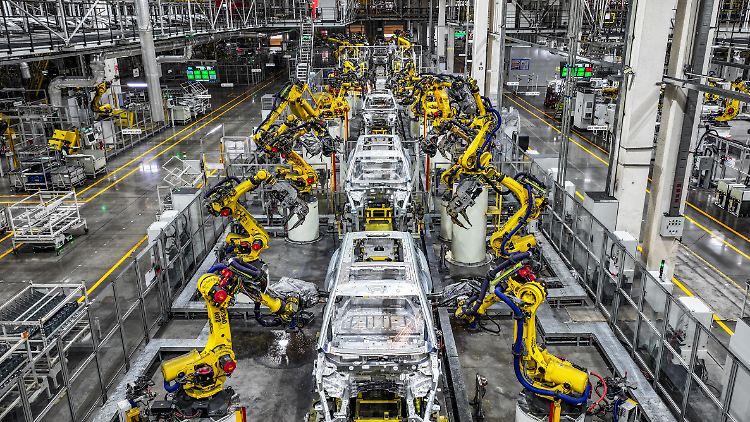 Der Schwerpunkt auf technologischer Eigenständigkeit und Binnenwachstum folgt einem wirtschaftspolitischen Kurs, den Peking bereits seit Jahren verfolgt.
