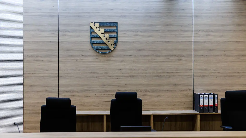 Das-Landeswappen-von-Sachsen-haengt-in-einem-Gerichtssaal-des-Oberlandesgerichts-Dresden