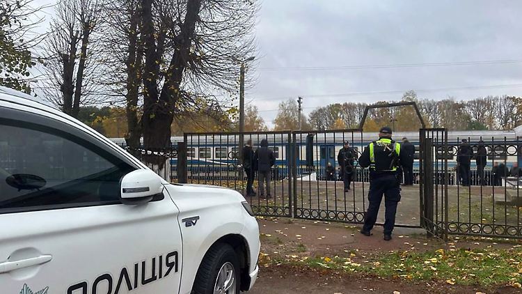 Ein Zug an einem Bahnhof im Gebiet Schytomyr, wo der Sprengsatz detonierte.