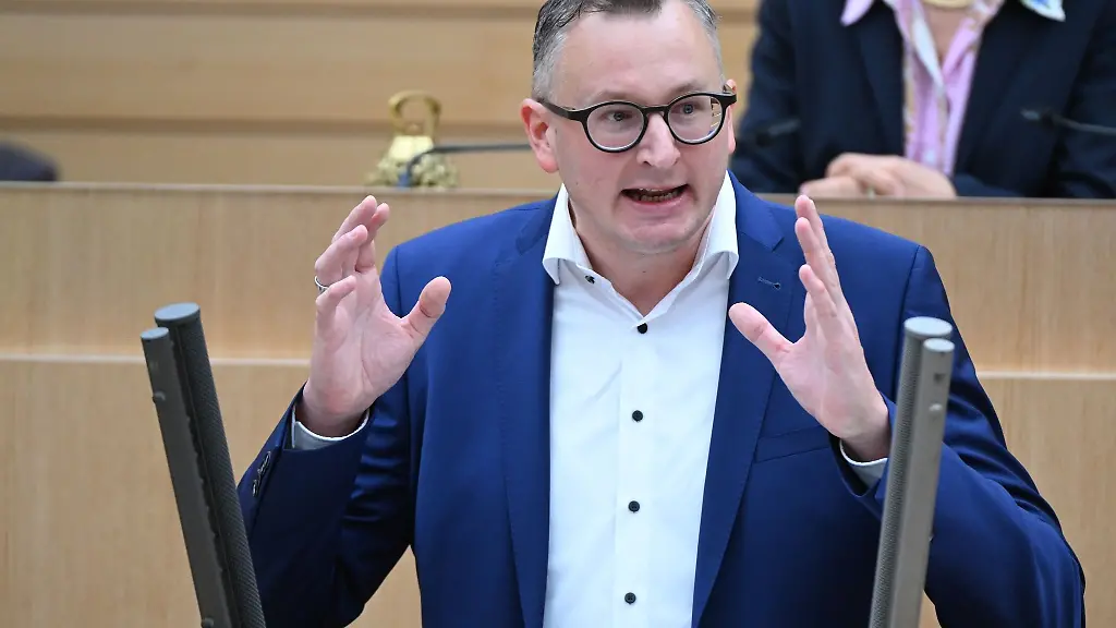 Andreas-Schwarz-Fraktionsvorsitzender-von-Buendnis-90-Die-Gruenen-spricht-im-Landtag