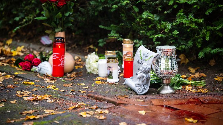 Passanten haben Blumen und Kerzen am Tatort im Bremer Stadtteil Obervieland niedergelegt.