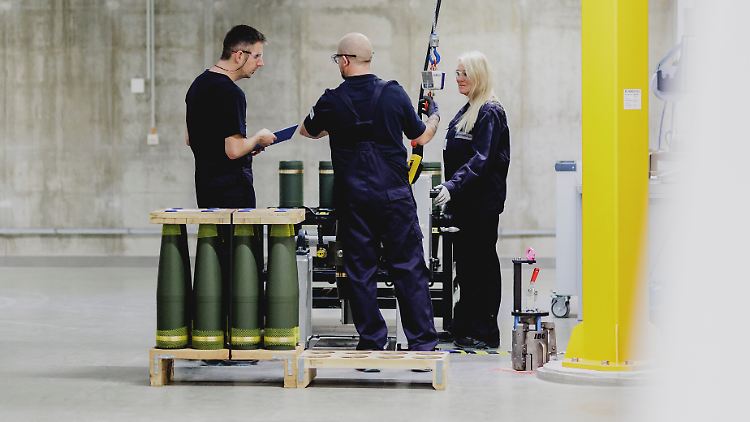 Produktion von Artilleriemunition im neuen Rheinmetall-Werk im niedersächsischen Unterlüß.