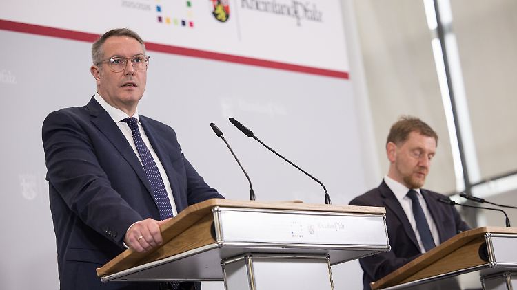 Der rheinland-pfälzische Ministerpräsident Alexander Schweitzer will, dass zunächst Straftäter abgeschoben werden. Später sollen andere Menschen folgen.