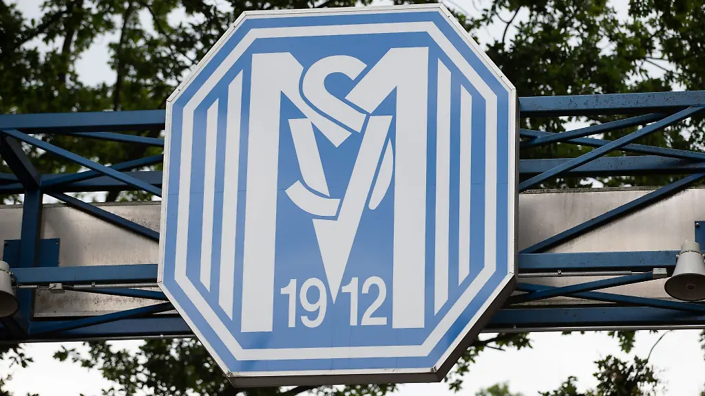 Das-Wappen-des-Vereins-haengt-ueber-dem-Eingangstor-der-Haensch-Arena