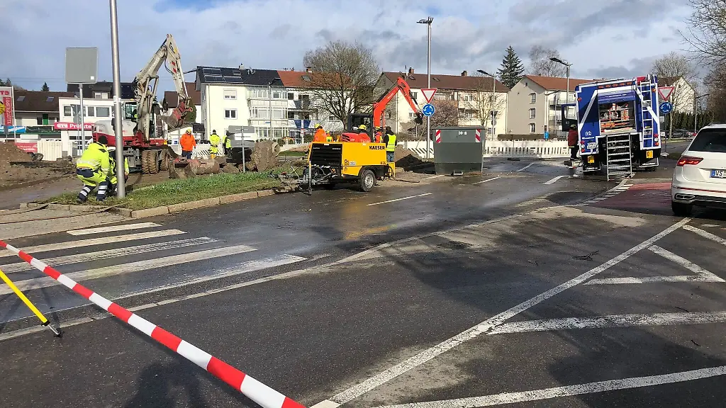 Helfer-vom-Technischen-Hilfswerk-THW-sind-nach-einem-Wasserrohrbruch-im-Einsatz