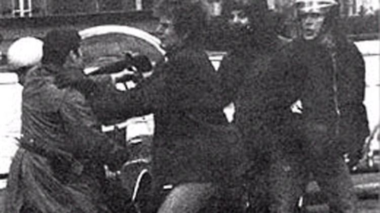 Am 7. April 1973 wird der Polizist Rainer Marx brutal zusammengeschlagen. Mit dabei ist auch Joschka Fischer (2.v.r).
