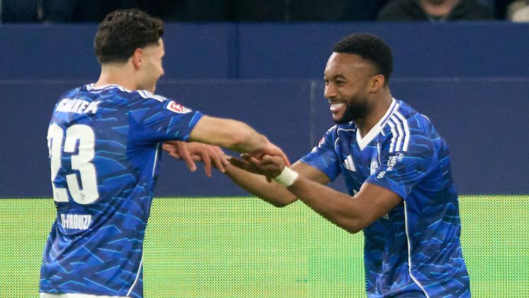 Kommt immer besser in Fahrt: Sieg-Torschütze Sylla (r.) dankt Vorlagengeber El-Faouzi.